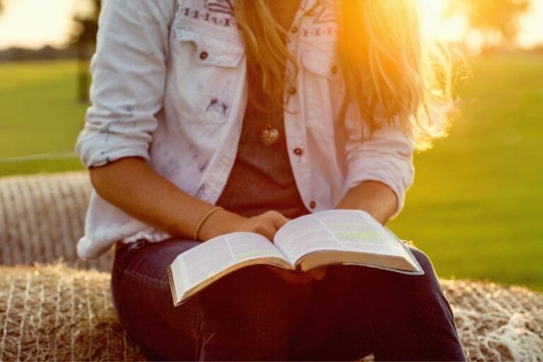 Have you ever wondered what it would be like to live in your mind with only correct thoughts? No more envious, angry, or bitter thoughts. Could you imagine all the time and energy we would save from our wasted thinking? @thankfulhomemaker